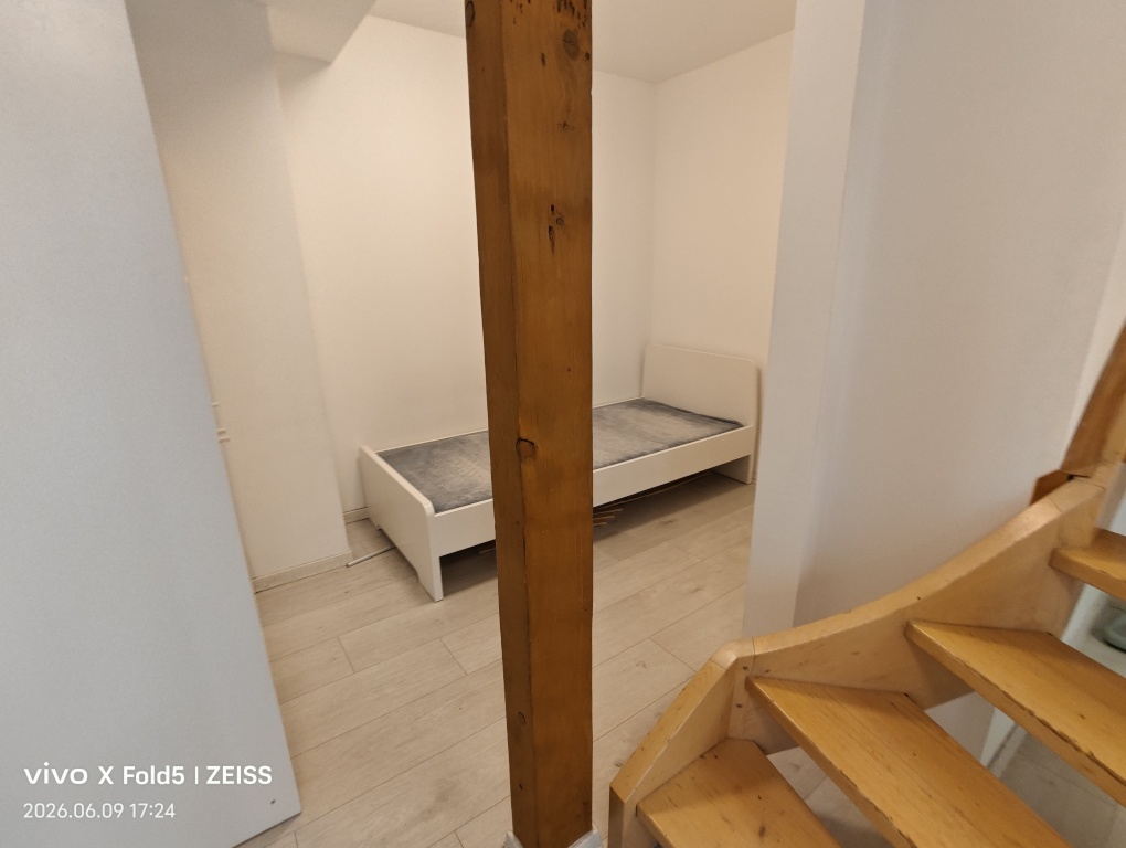 Renovated Gallery Room with Balcony in Schwabing, Munich - Galerie Zimmer